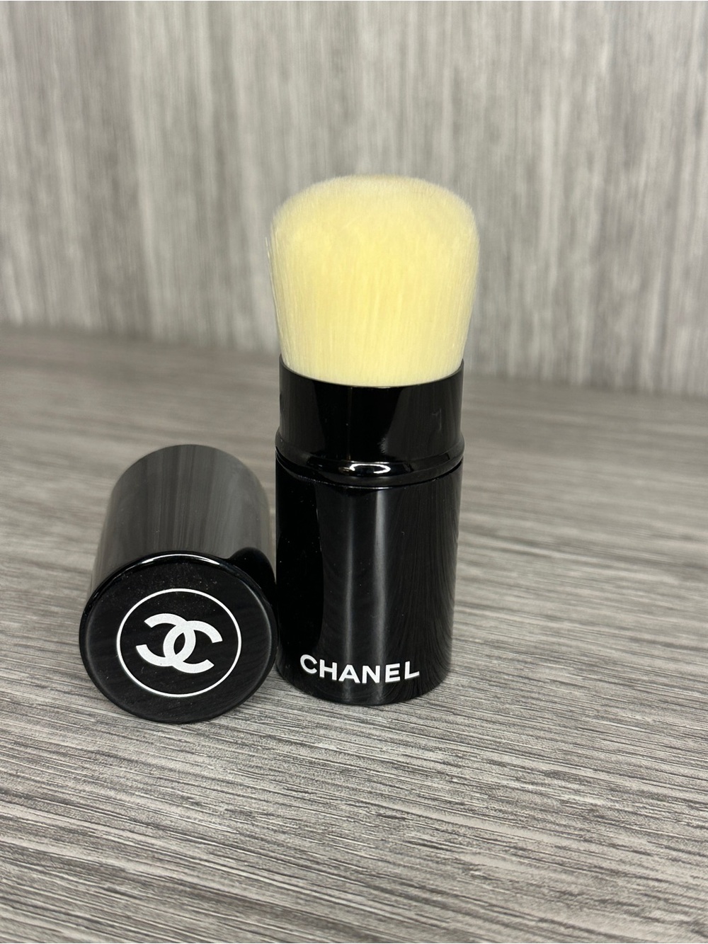 CHANEL Les Pinceaux Retractable Kabuki Brush